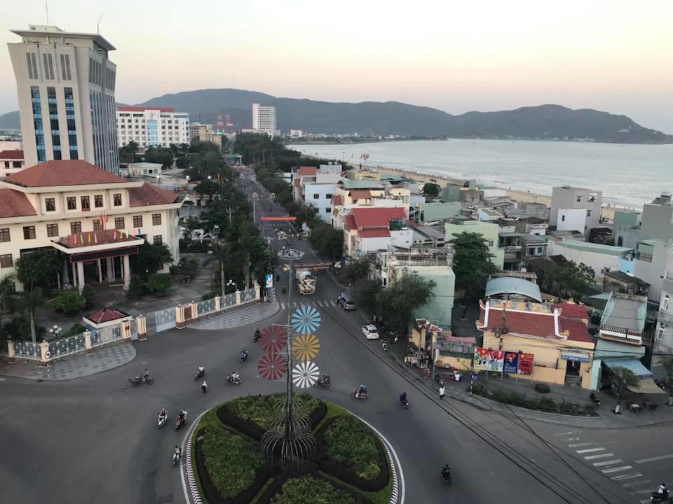 Отель Khach San Tram Anh Куинён Экстерьер фото